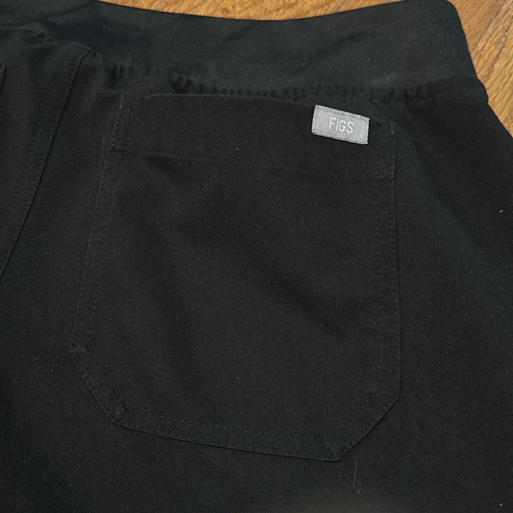 FIGS. Cargo scrub pants. Black.  Med. - Picture 6 of 6